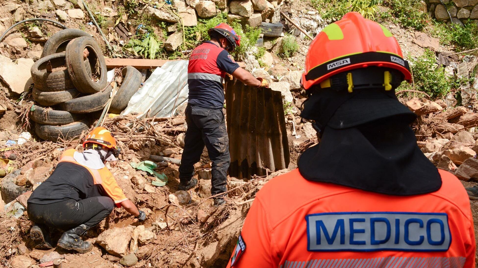 ACAPULCO, GUERRERO, 29OCTUBRE2023.- El día de ayer, la brigada de Rescate Internacional Topos México realizó trabajos de búsqueda y rescate de los cuerpos de una familia que quedo sepultada durante el huracán Otis, en la colonia Nueva Era de Acapulco. La familia vivía en la ladera de un cerro y un deslave provoco qué fueran arrastrados y sepultados, se reporta que son cinco las personas sepultadas y sólo se ha logrado el rescate de un integrante.
 FOTO: CARLOS ALBERTO CARBAJAL/CUARTOSCURO.COM