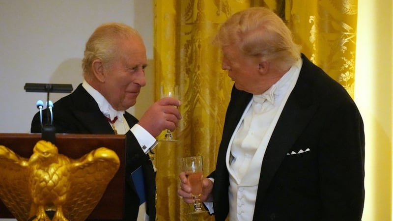 El rey Carlos III lanza dardo a Trump: “Ustedes estarían hablando francés”