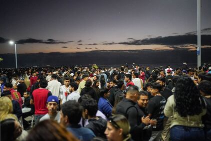 Veracruzanos reciben el año 2026 con baile junto a la playa.