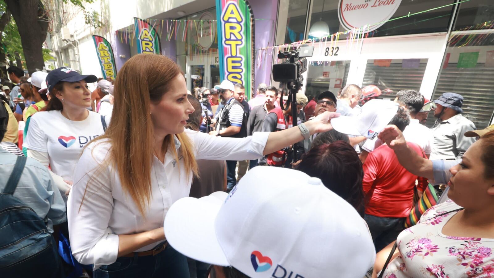Gaby Oyervides, presidenta del DIF Monterrey, entregó agua, termos y gorras.