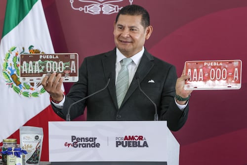 Placas conmemorativas del Mundial 2026 llegan a Puebla: requisitos, costo y dónde tramitarlas
