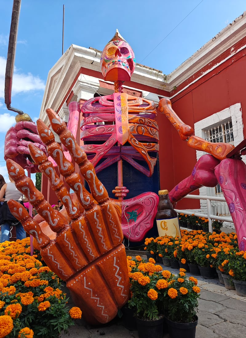 Disfruta de catrinas gigantes, sabores típicos, flores de cempasúchil y actividades culturales en uno de los destinos más encantadores de Puebla