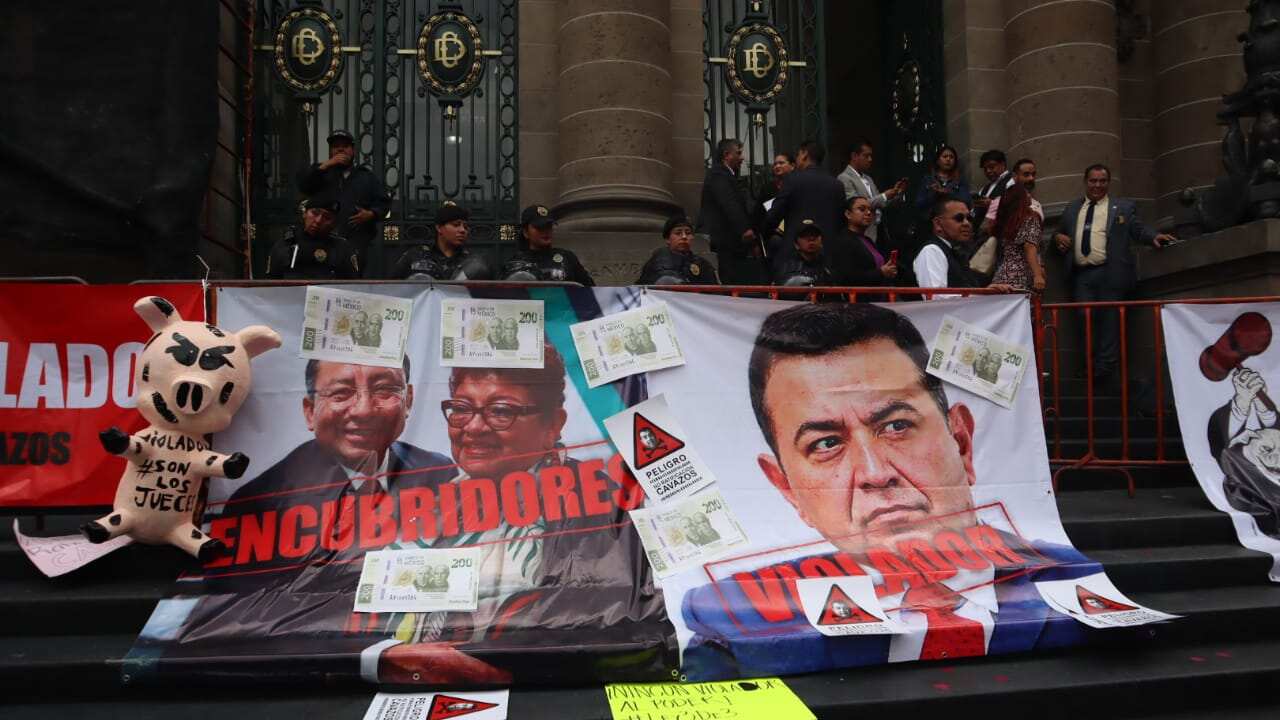 Protesta en el Congreso de la CDMX  en contra de la ratificación del exmagistrado del TSJCDMX, Manuel Horacio Cavazos.