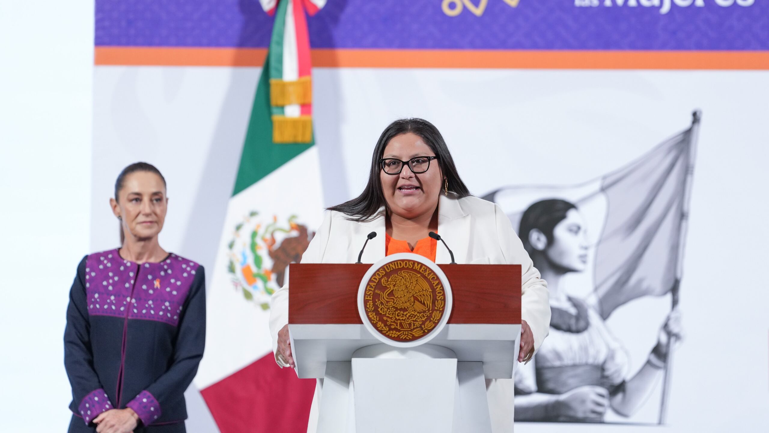 Claudia Sheinbaum encabezó la mañanera dedicada al Día de la Eliminación de la Violencia contra la Mujer, acompañada por funcionarias y legisladoras.