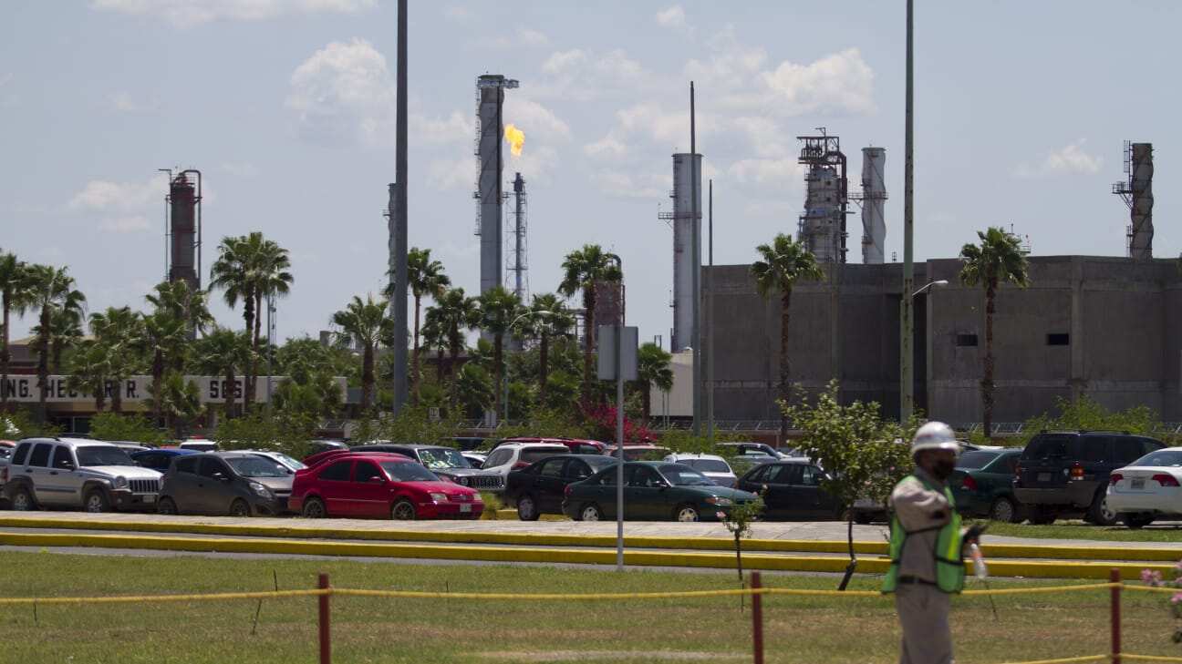 La refinería de Cadereyta es considerada el factor de mayor contaminación en el Estado.