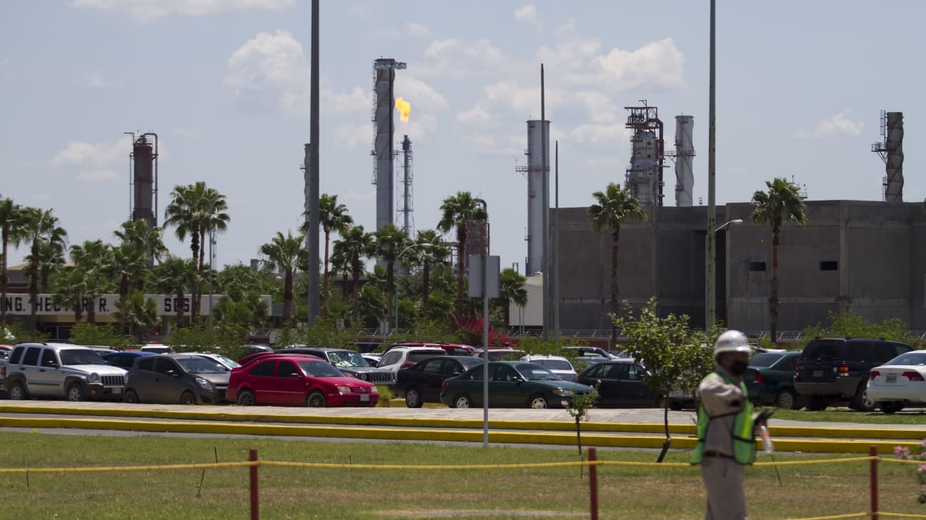 La refinería de Cadereyta es considerada el factor de mayor contaminación en el Estado.