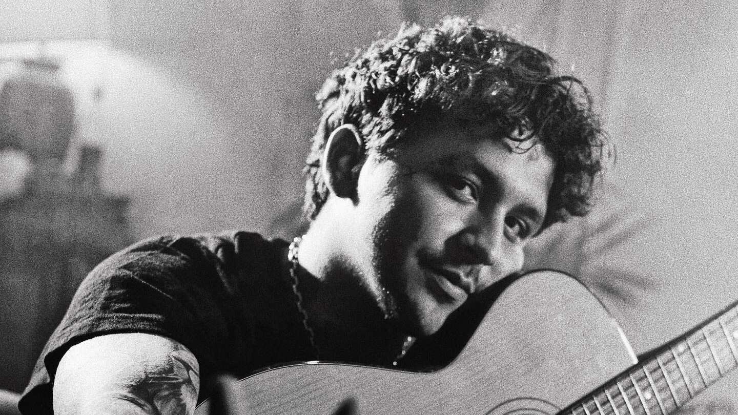 Con una hermosa sonrisa que desde hace mucho no se le veía, así llega Nodal a Hermosillo.