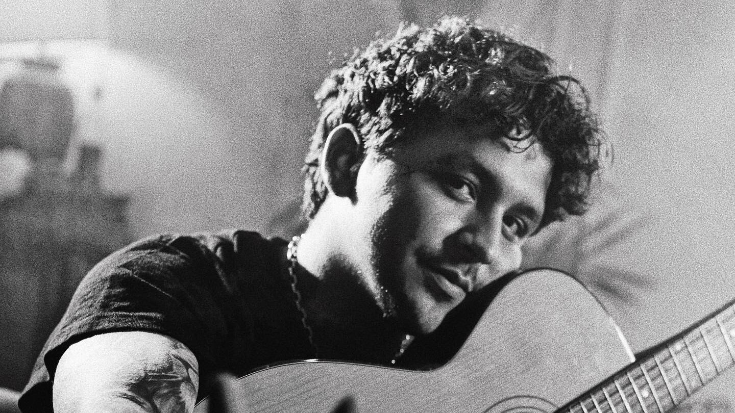 Con una hermosa sonrisa que desde hace mucho no se le veía, así llega Nodal a Hermosillo.