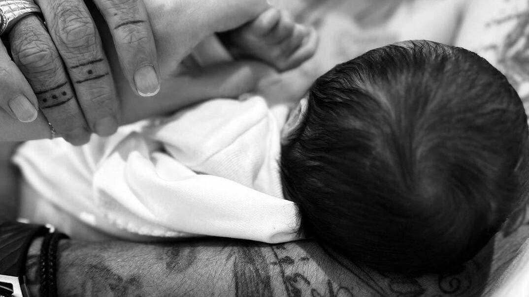 El salsero compartió la primera imagen de su hijo recién nacido.