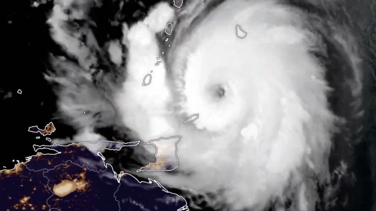 Daños, destrucción, damnificados y compras de pánico ha dejado el ciclón a su paso por el Mar Caribe.