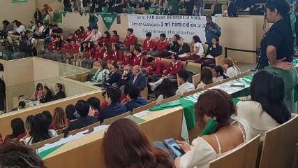 En las inmediaciones, se reportaron consignas, oraciones, carteles y performances tanto de grupos provida como de organizaciones feministas.