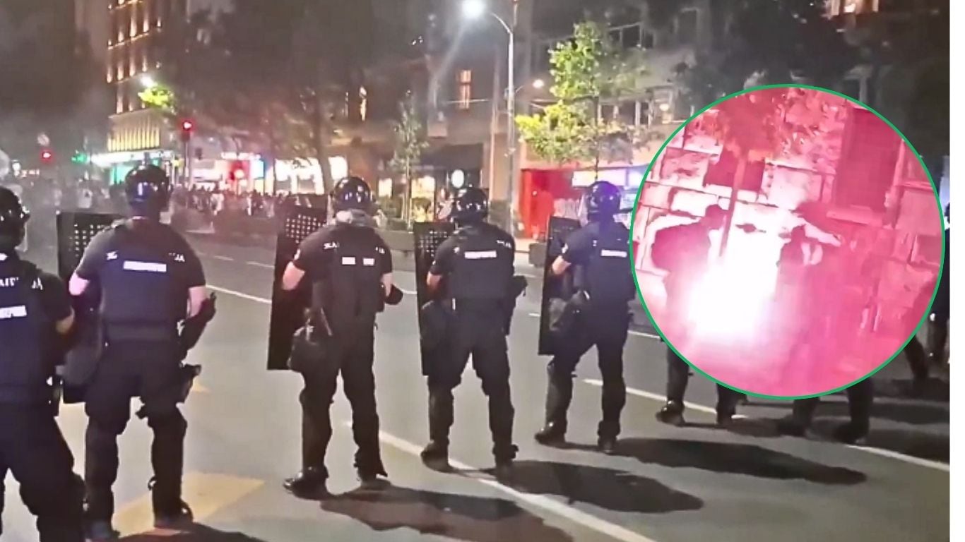 Policías lanzan gases lacrimógenos a estudiantes
