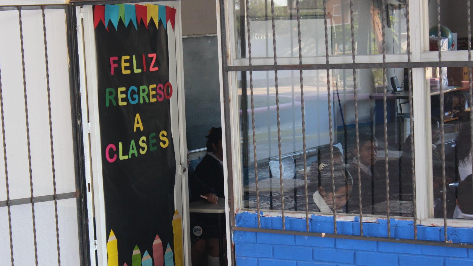 Aulas saturadas con más de 30 estudiantes son comunes en escuelas públicas; buscan reducir el número para mejorar la calidad educativa.
