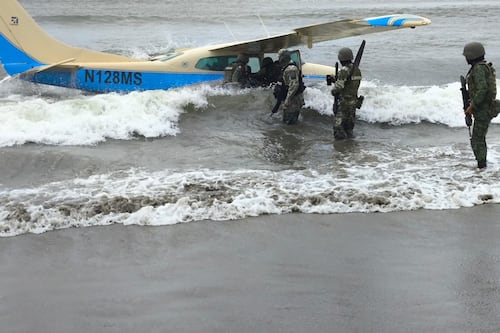 Fuerza Aérea Mexicana aseguran aeronave con cargamento de cocaína en Oaxaca