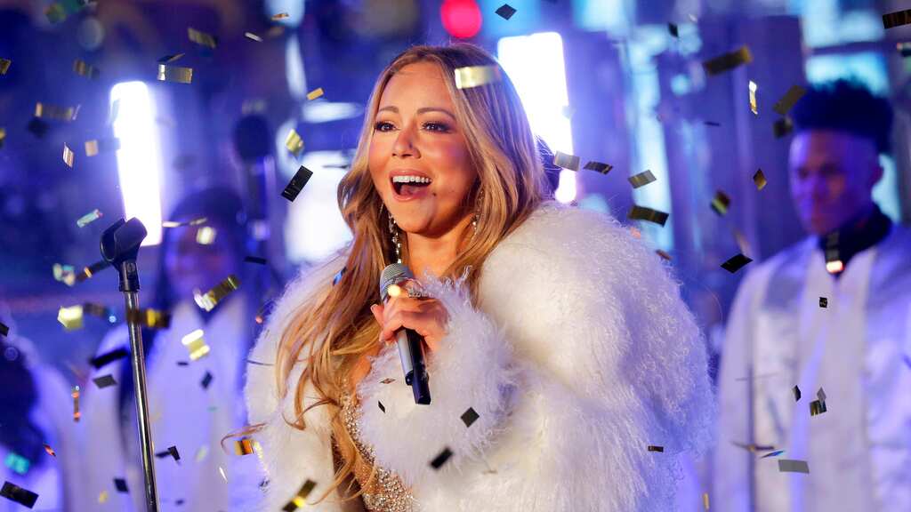 ARCHIVO - Mariah Carey durante su presentación en las celebracioens de Año Nuevo en Times Square, el 31 de diciembre de 2017, en Nueva York. "All I Want for Christmas is You" de Carey es una de las canciones navideñas más populares de la historia. (Foto Brent N. Clarke/Invision/AP, archivo)