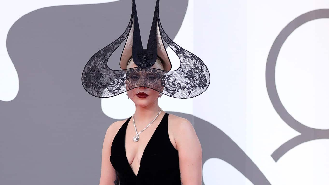 Desde su irrupción en la escena musical con su estilo único y provocador, hasta su reinvención constante, Lady Gaga ha trascendido más allá de la música pop para convertirse en un símbolo de empoderamiento y creatividad. Foto: Getty Images.