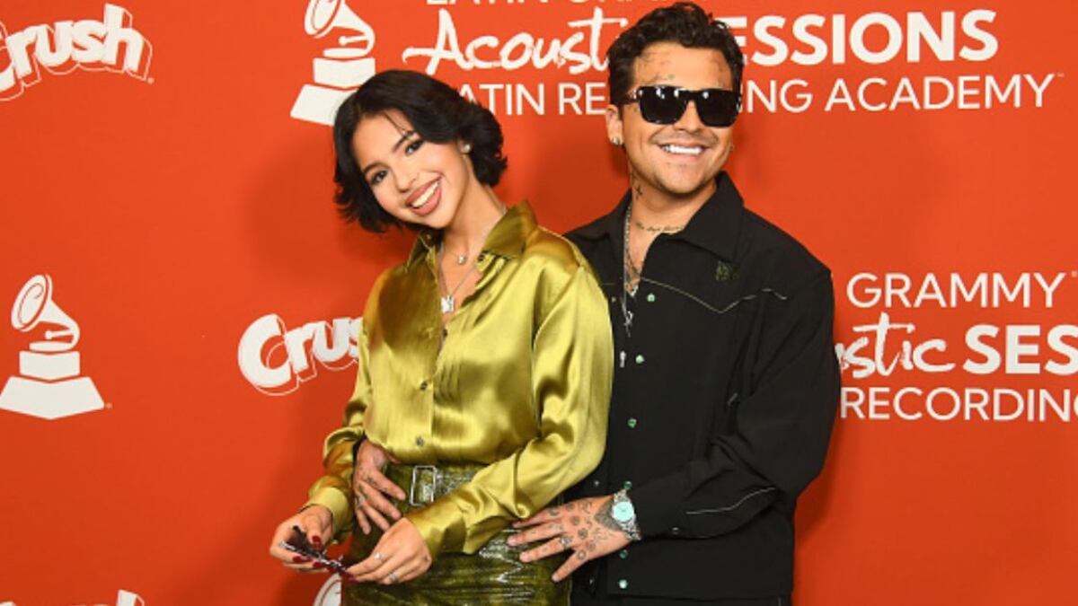 "¿Es el peso de la culpa o tiene tortícolis?" El detalle en las fotos de Ángela Aguilar que desató crueles burlas