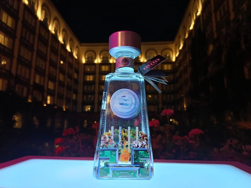 Reconocido por su excelencia en destilados, Tequila 1800, fusiona el deleite del paladar con la belleza del arte en su última colaboración con el renombrado artista Dustin Yellin