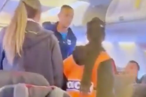 Detienen a futbolista por desatar el pánico con amenaza de bomba en un avión