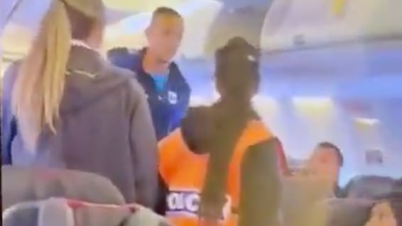 Jugador fue detenido en un avión.