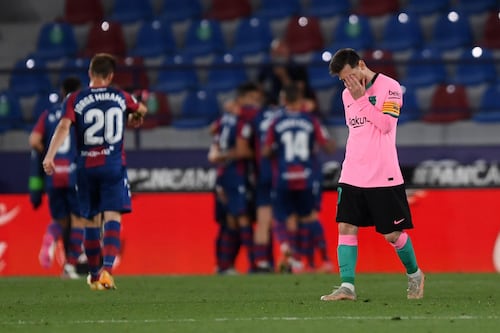 Barcelona empata con Levante y se aleja del título