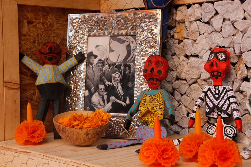 La Casa Azul de Frida Kahlo celebra la amistad de ella y Juan O'Gorman con un altar de Día de Muertos