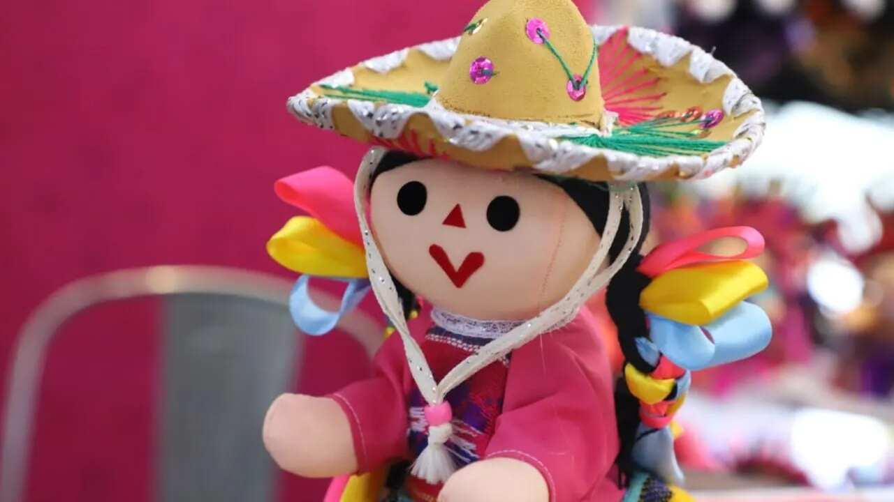 Se presentará una exposición y venta de artesanías típicas, textiles, muñecas Lelé, cerámica, bolsas, entre otras.