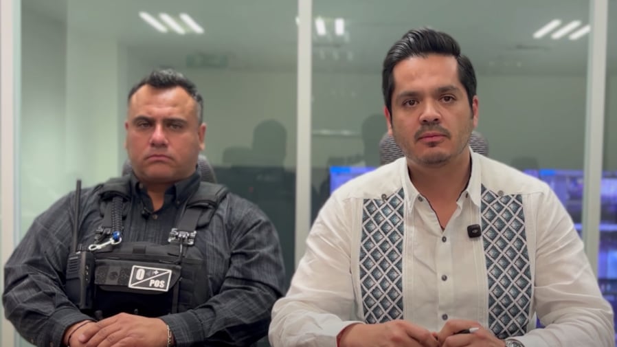 El presidente municipal de Salamanca, César Prieto, durante el mensaje a la ciudadanía tras el ataque armado registrado en la comunidad de Loma de Flores; autoridades municipales, estatales y federales mantienen coordinación para atender la emergencia y apoyar a las víctimas.