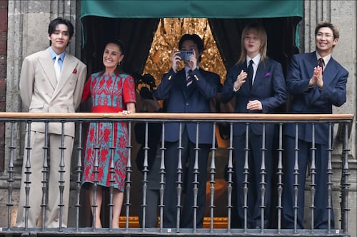 Claudia Sheinbaum aparece con integrantes de BTS en Palacio Nacional previo a conciertos en CDMX