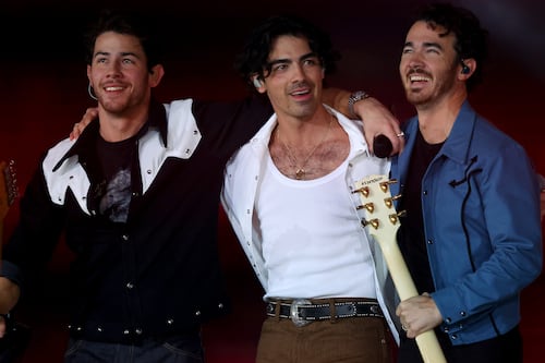 Jonas Brothers podría ser el artista que inaugure la Arena Guadalajara