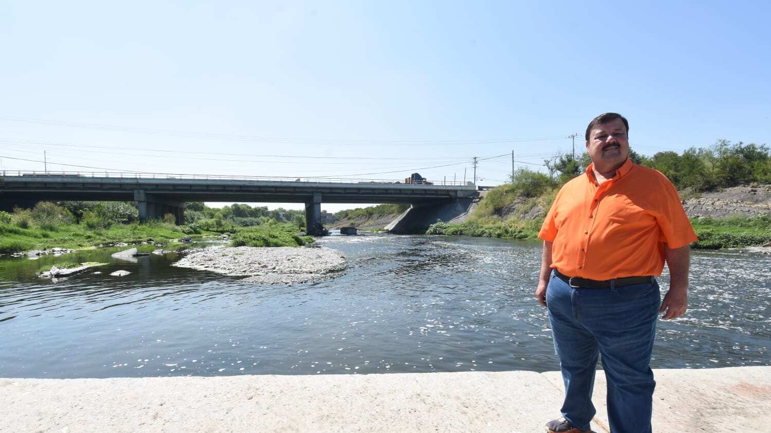 Tijerina hizo un recorrido por las inmediaciones del afluente para comprobar de dónde llegan los agentes contaminantes.