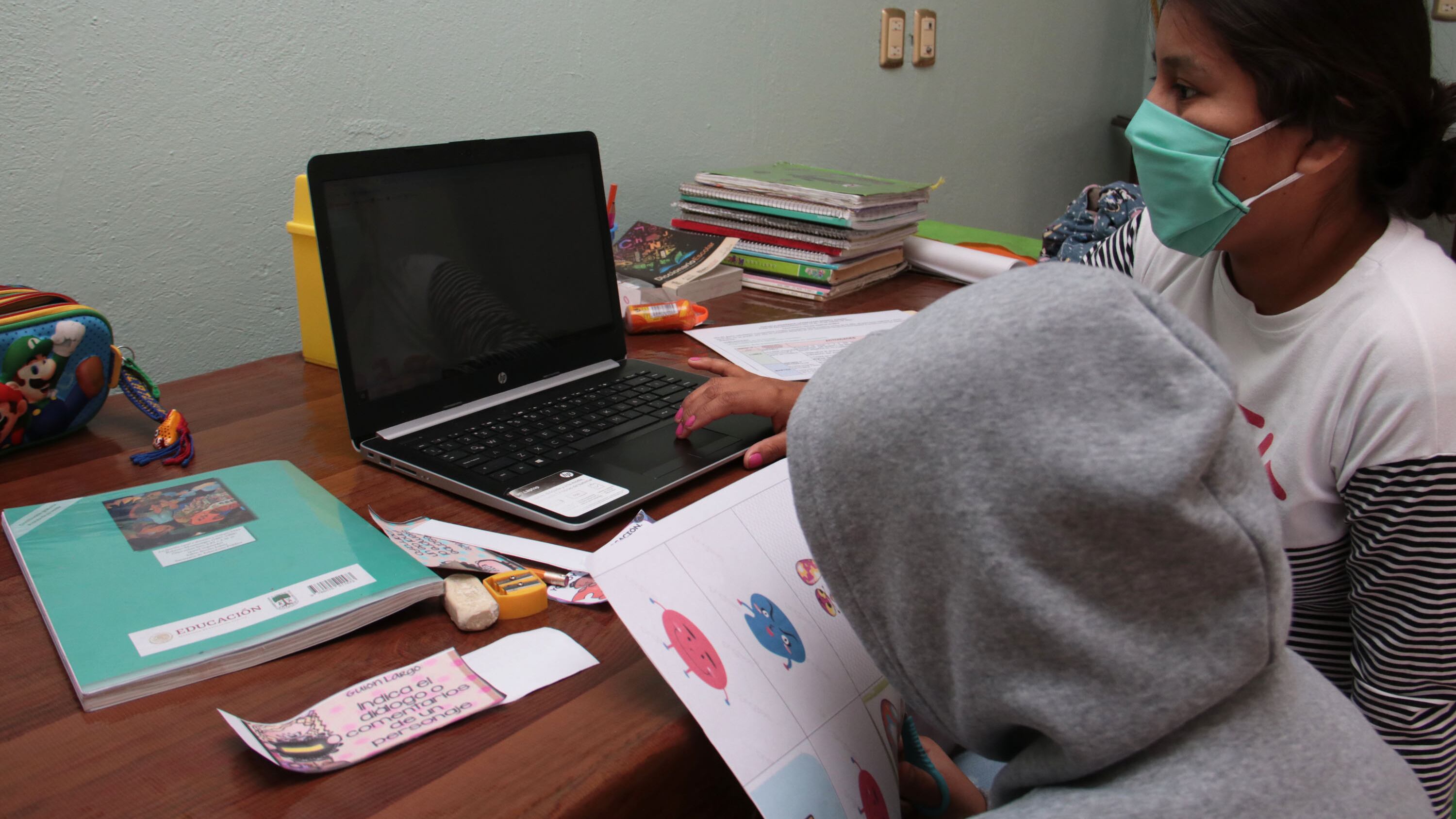 Pese a clases en línea, 62% de estudiantes y docentes continuarón con herramientas físicas