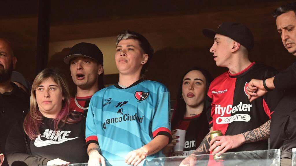 El cantante Peso Pluma fue cpatado en un partido de la liga argentina.