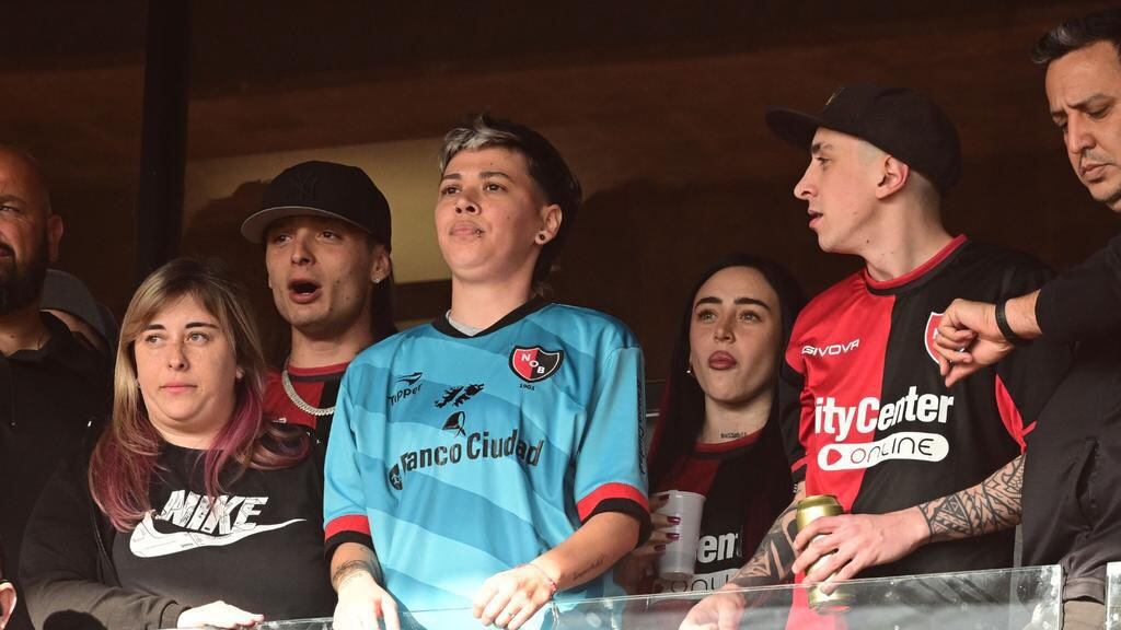 El cantante Peso Pluma fue cpatado en un partido de la liga argentina.