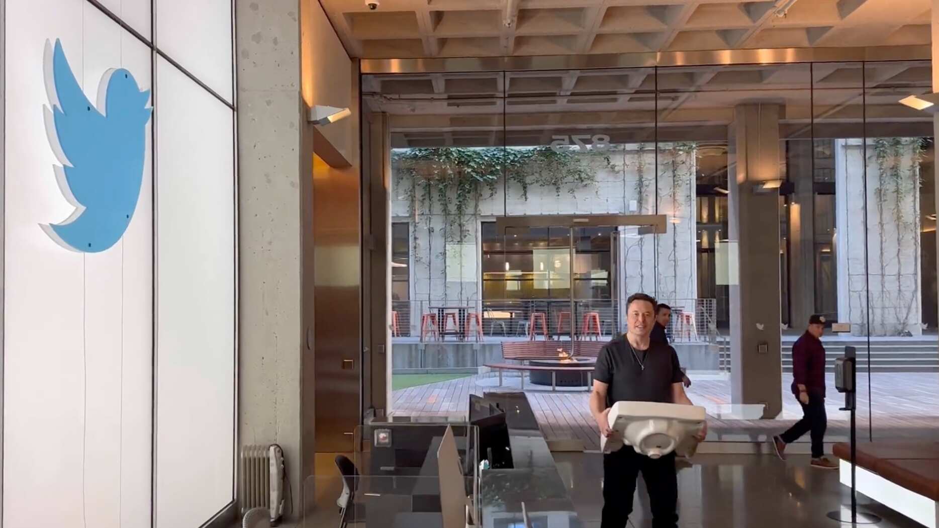 Elon Musk entra a las oficinas de Twitter tras concretar la compra de la red social