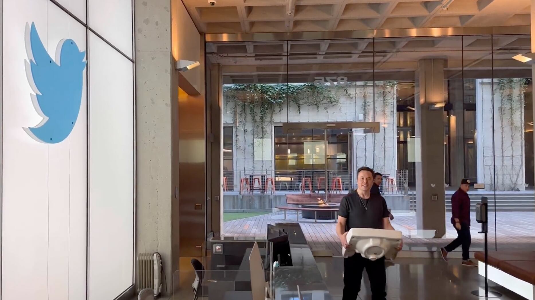 Elon Musk entra a las oficinas de Twitter tras concretar la compra de la red social