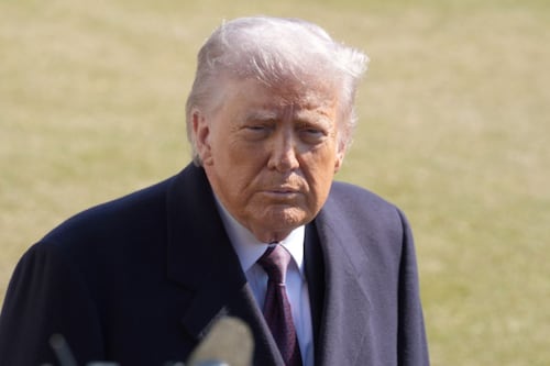 Físico de Donald Trump enciende las alarmas tras conferencia en vivo sobre Irán