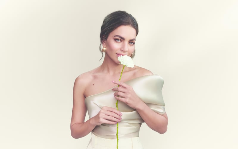 Elaborado con la codiciada Rosa Alba de Bulgaria, este Eau de Parfum conquista con su elegancia luminosa y su fijación prolongada. Conoce su origen, sus notas aromáticas y por qué será el nuevo sello personal de muchas mujeres.