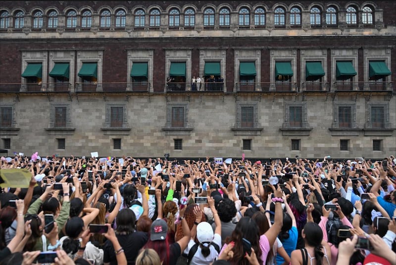 Fans ARMY acuden al Zócalo a recibir a BTS