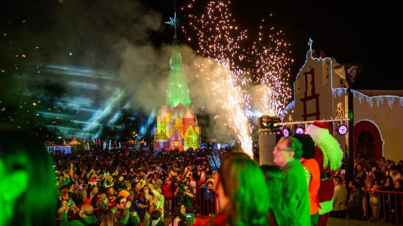 El encendido del macro pino navideño fue el punto climático de la fiesta.