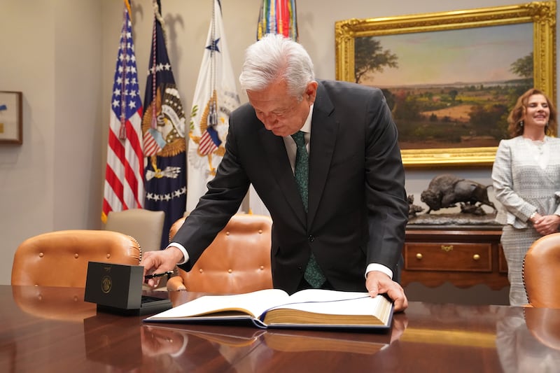 Firma del presidente López Obrador al libro de visitantes de la Casa Blanca