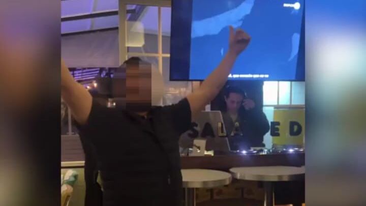 La denunciante pide ayuda para identificar al hombre que las acosó.