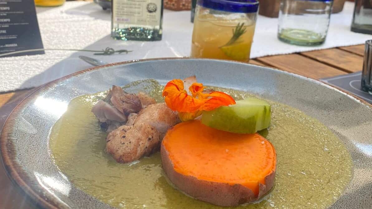 Mezcal Montelobos puso la mesa para mostrar que el mezcal se puede tomar derecho, pero también puede ser el acompañante ideal para tus alimentos.