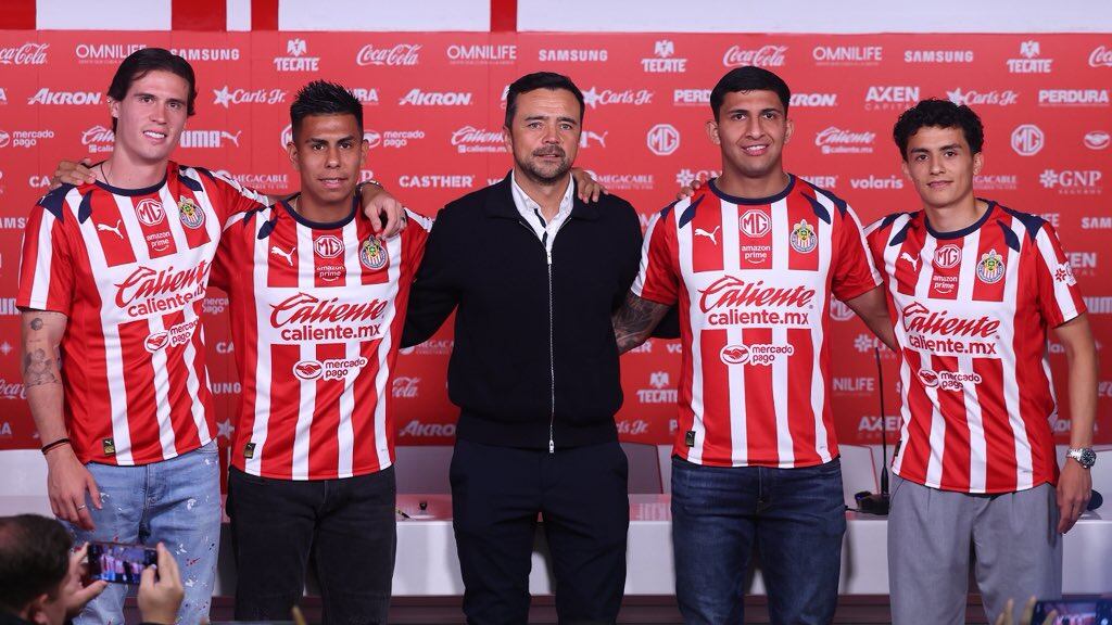 Chivas presenta a sus refuerzos