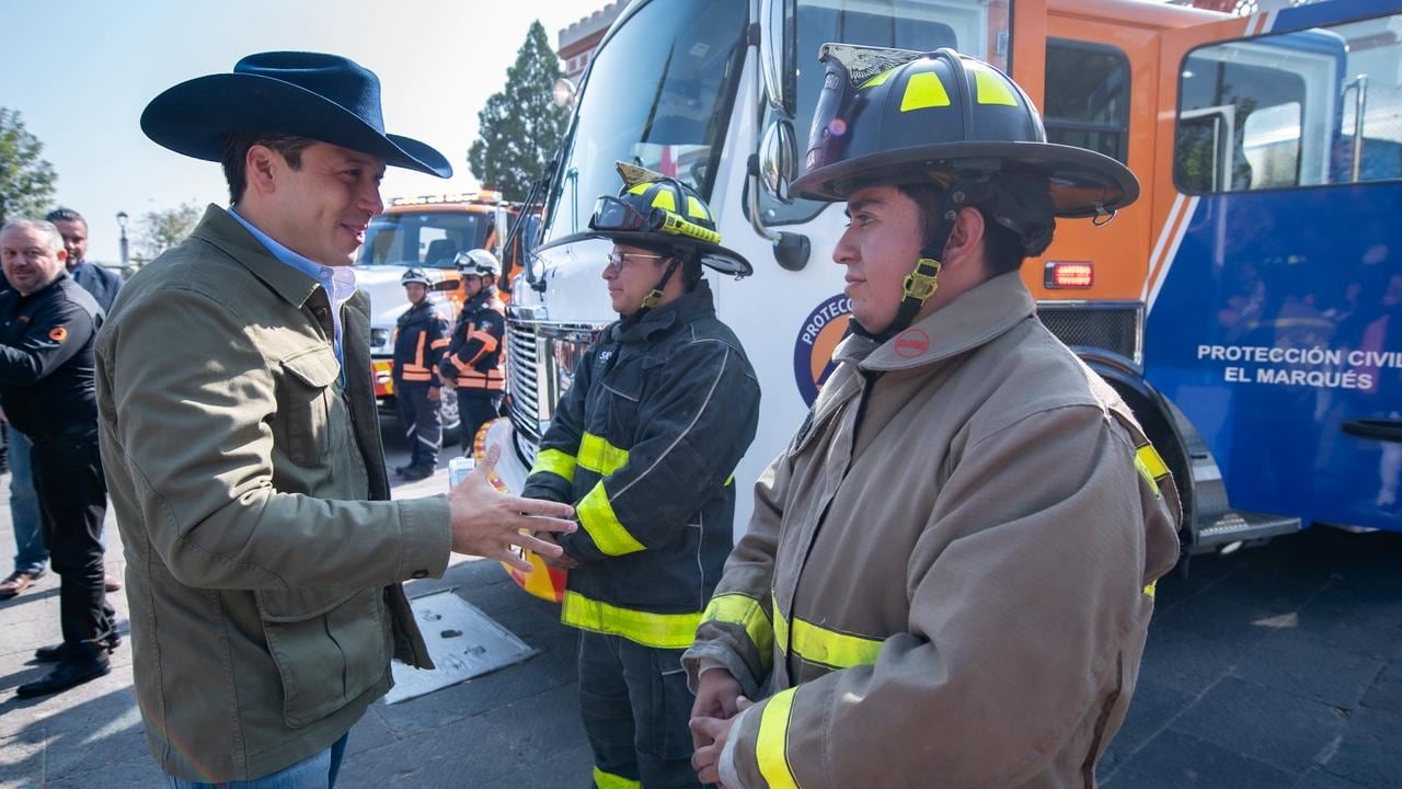 El Marqués fortalece la respuesta ante emergencias con la entrega de dos unidades contra incendios