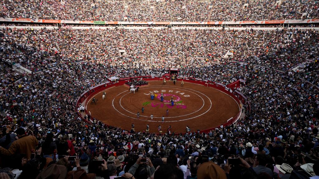 Con lleno total se reanudaron las actividades de la Fiesta Brava en la Monumental Plaza de Toros México.