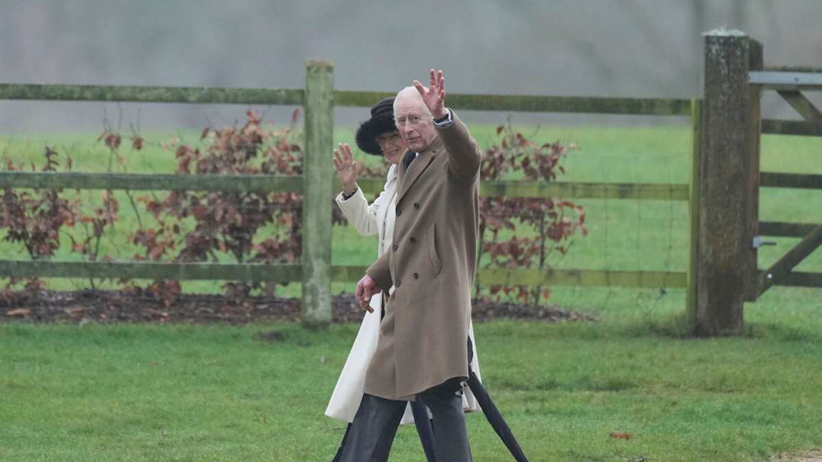 El rey británico Carlos III y la reina Camilla saludan a los fieles tras asistir a una misa dominical en la Iglesia de Santa María Magdalena, en Sandringham, Inglaterra, el domingo 11 de febrero de 2024. (PA vía AP)