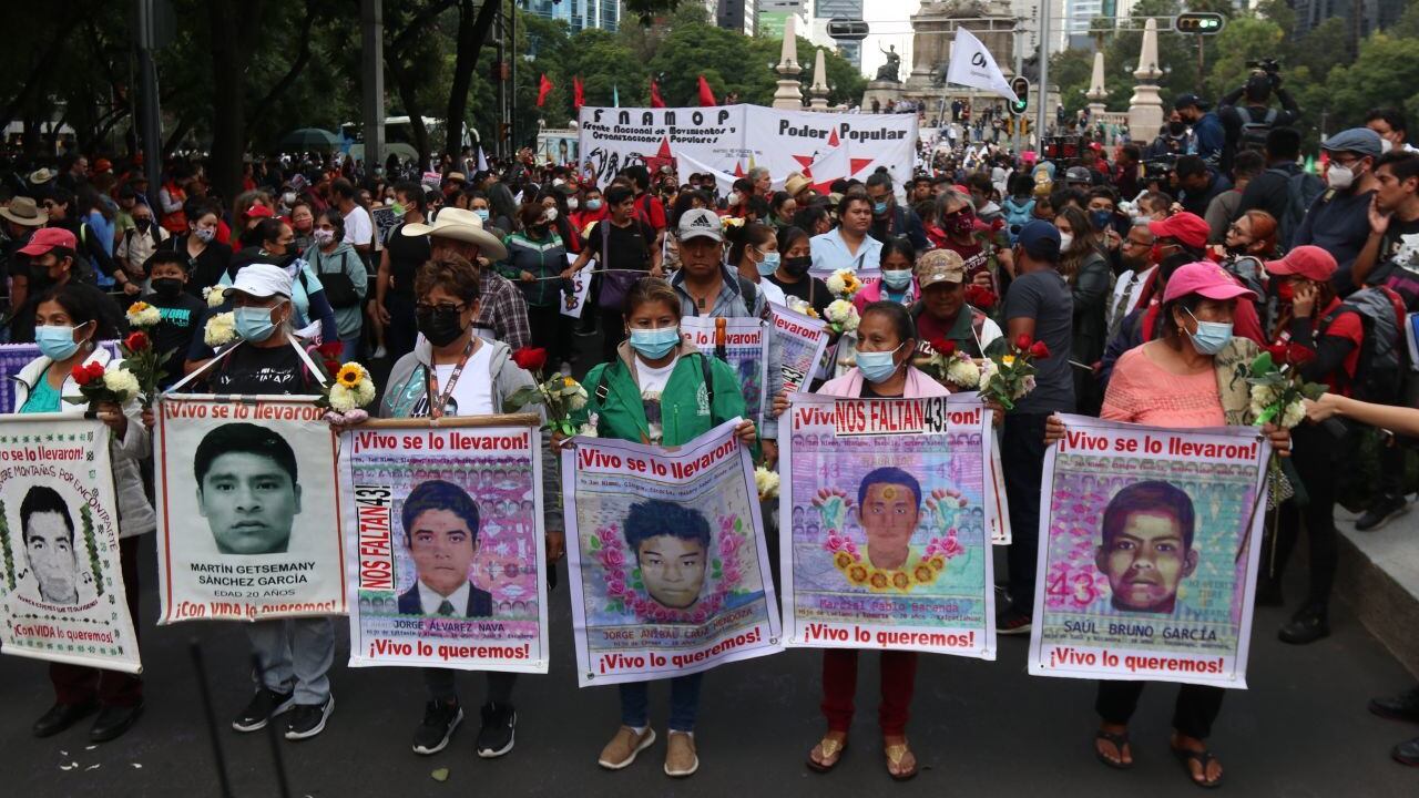 Marcha a 8 años de la desaparición de normalistas de Ayotzinapa en Iguala, Guerrero.