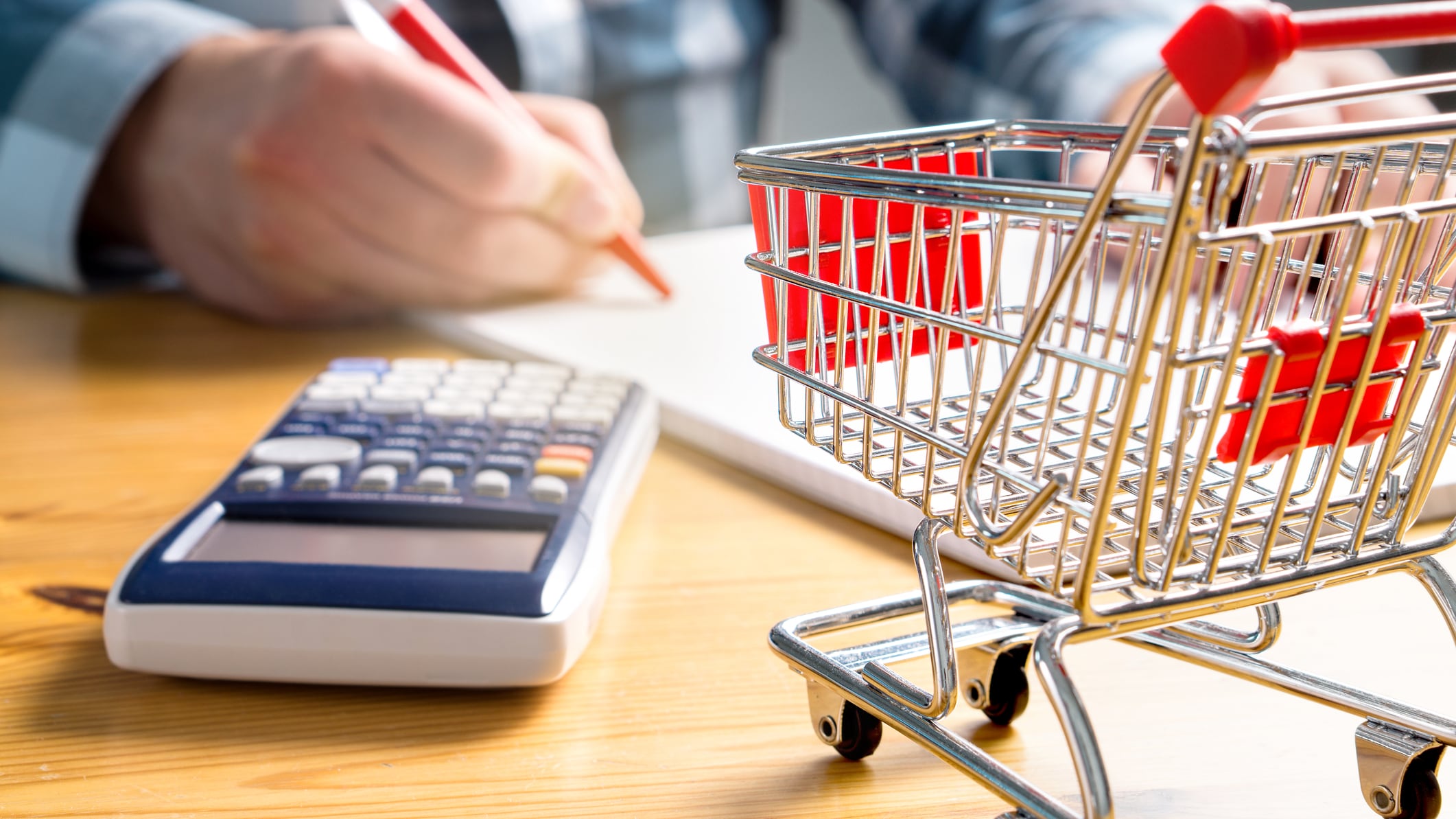 El gas doméstico y gasolina son el nuevo villano de los precios, con un alza máxima de 10% que pega a la economía de las familias.