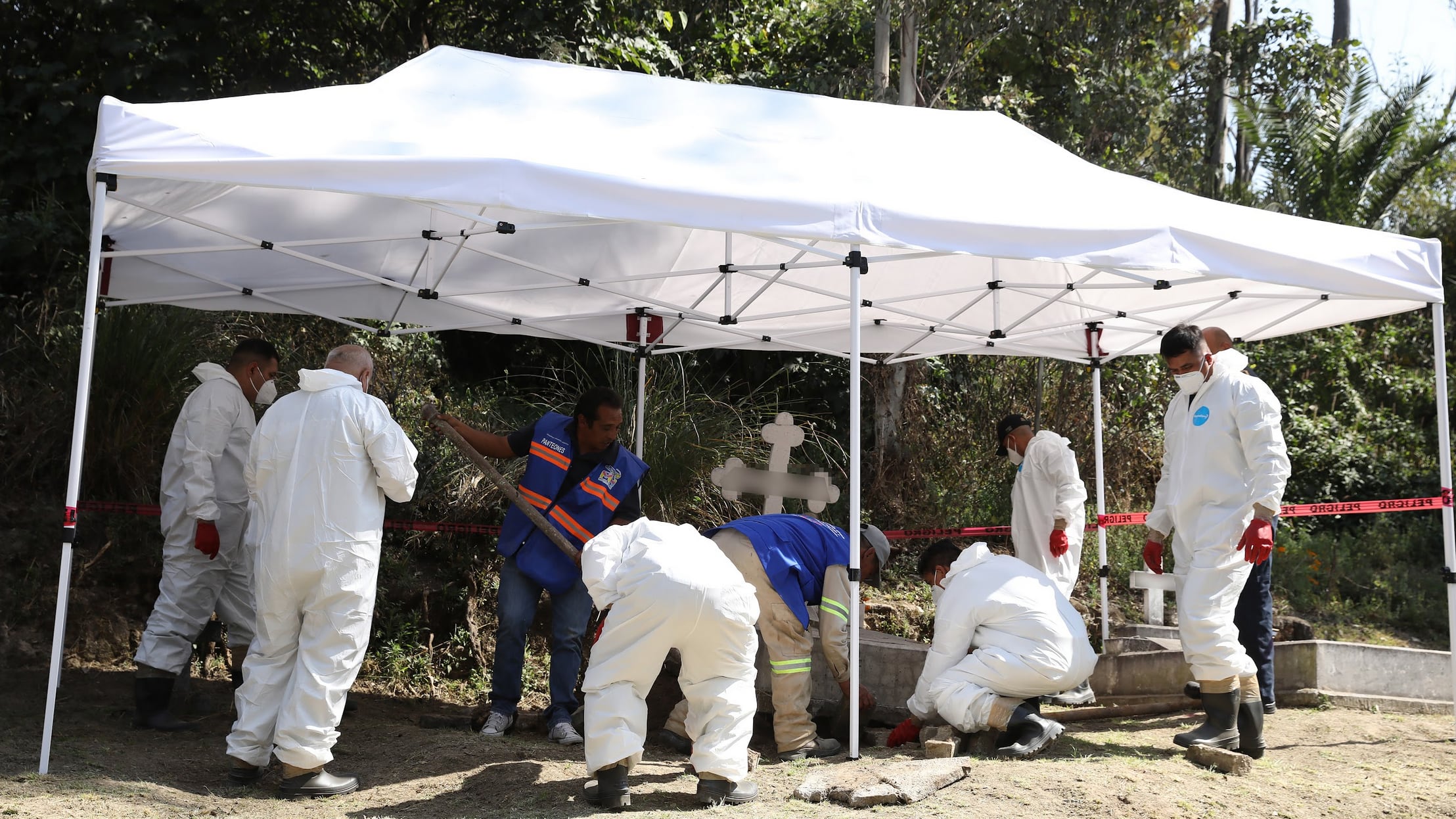Exhumaciones en el Panteón de Dolores permiten identificar a cinco personas en CDMX